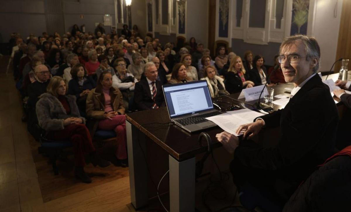 Javier Almuzara, ayer, con parte del público asistente al acto.