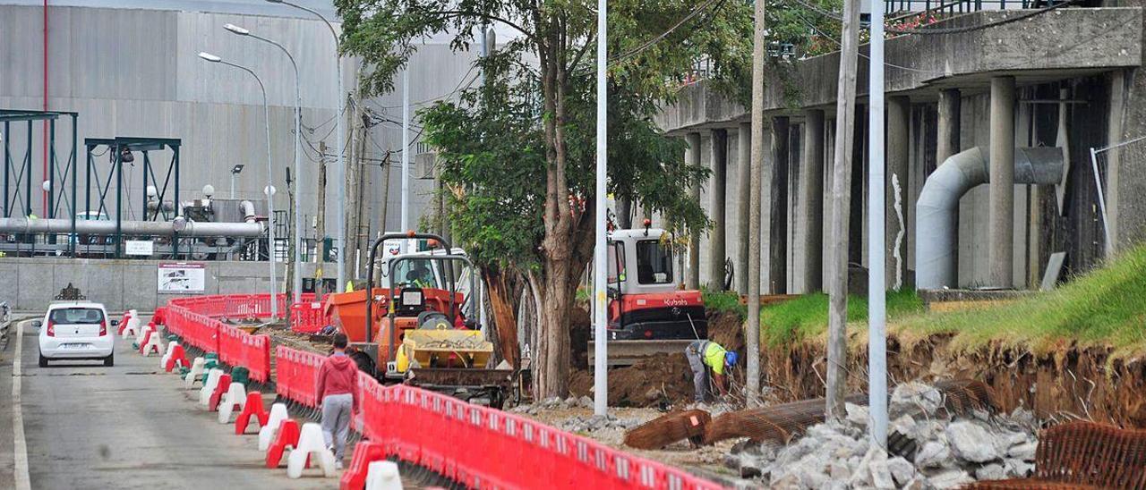 Las obras del paseo por orillamar a Vilaxoán vuelven a compatibilizarse con la circulación de vehículos.