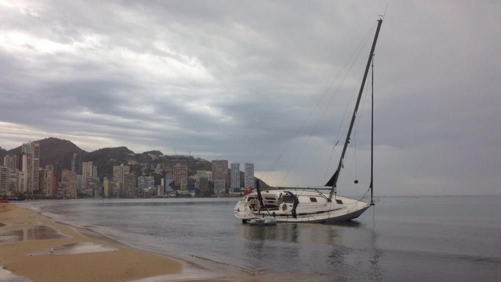La tormenta arrastra una embarcación hasta la playa de Levante de Benidorm