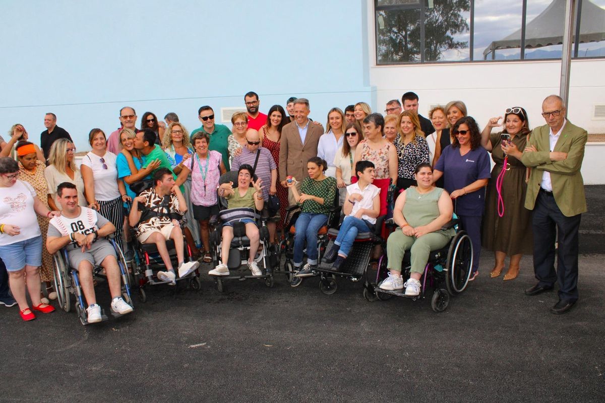 Foto de grupo tras culminar el acto.