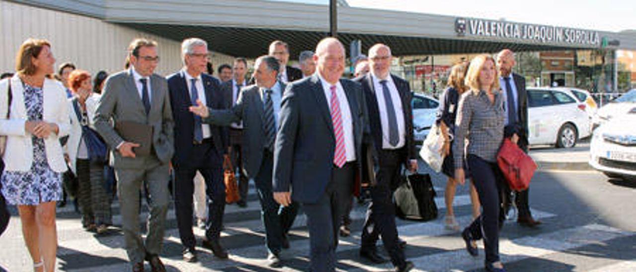 El centenar de representantes llegados con el Euromed cruza la calle para montarse en los dos autobuses rumbo al Palau de la Generalitat.