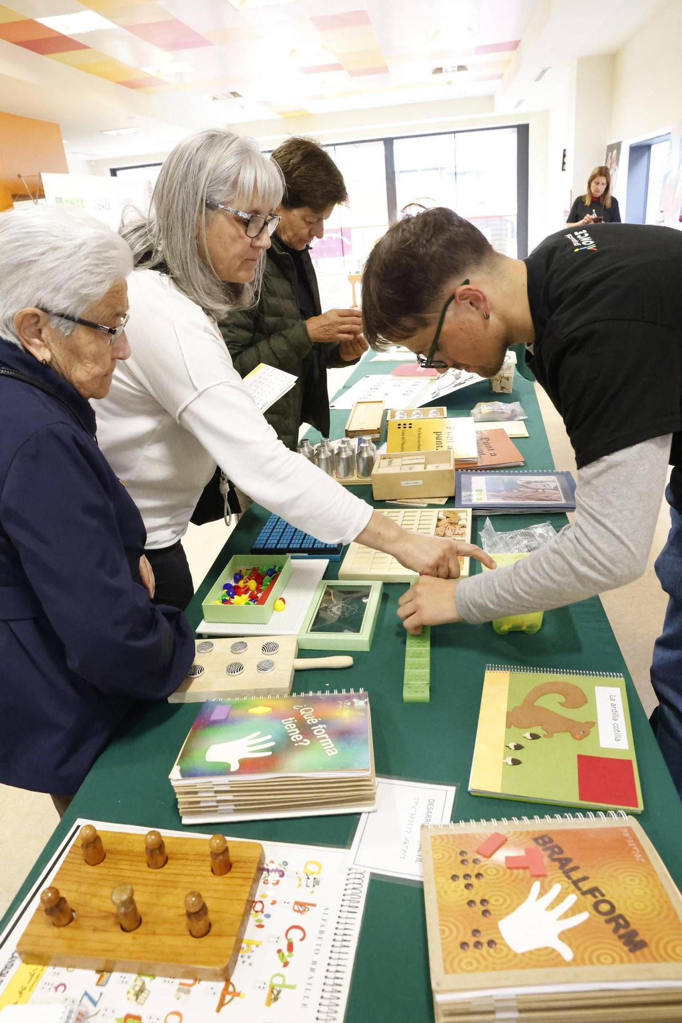 El Grupo Social ONCE sensibiliza y muestra su labor en Gijón (en imágenes)