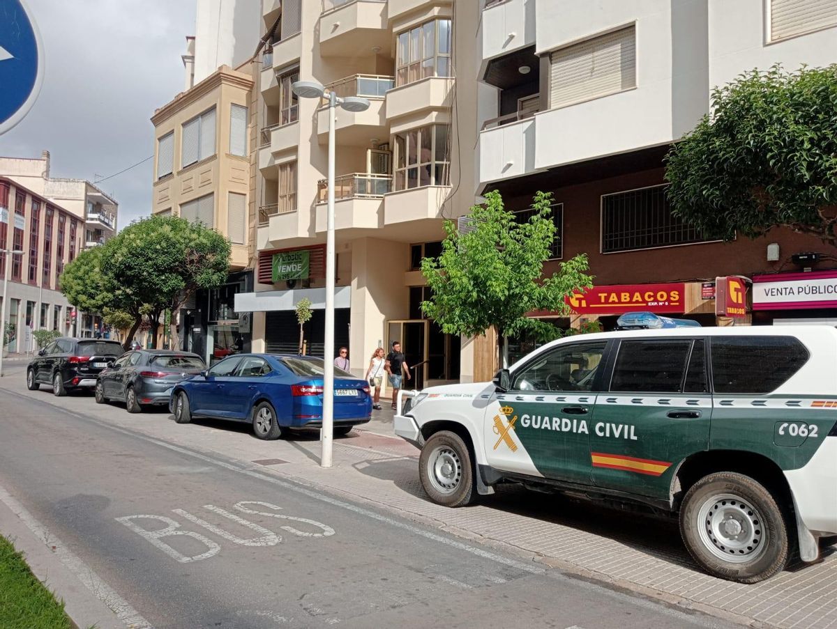Vehículos de la Guardia Civil ante el edificio donde estaba el prostíbulo de Gandia, en pleno centro de la ciudad.