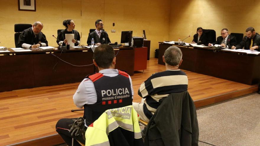 Un moment del judici contra l&#039;acusat de violar una dona a Ventalló, atrinxerar-se amb ella en una casa i disparar trets contra els Mossos