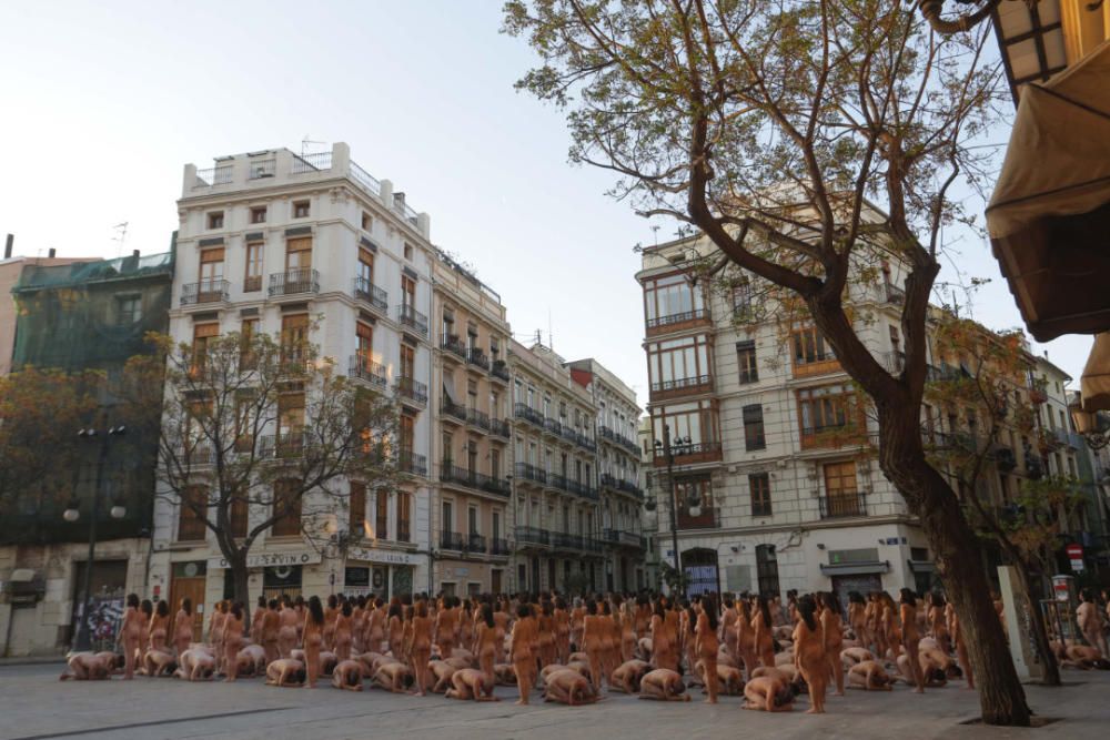 Spencer Tunick desnuda a 2.000 personas en València frente a las Torres de Serranos