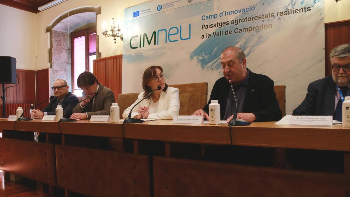 Les autoritats en la inauguració del Camp d'innovació.