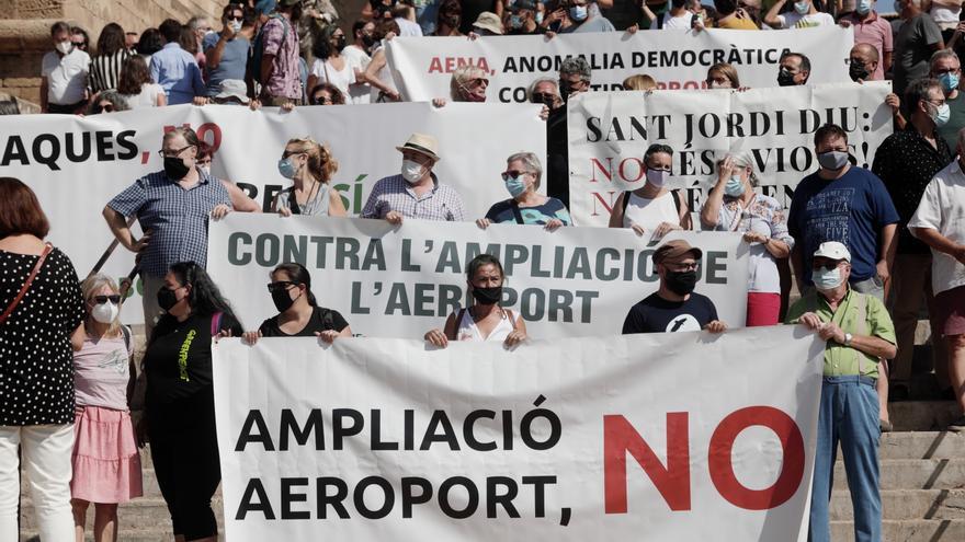 Medio millar de personas exigen que Govern, Consell y Cort rechacen la ampliación del aeropuerto