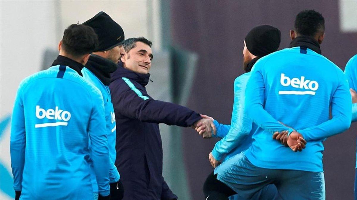 Valverde fue felicitado por su renovación, pero no pasó por el pasillo