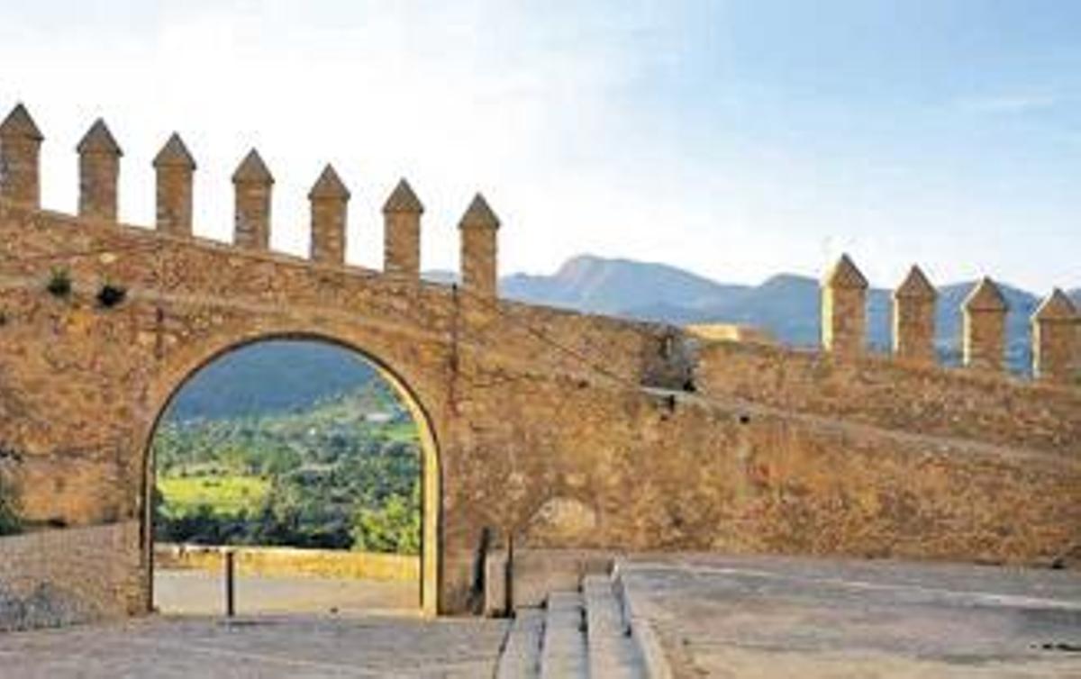 Die Mauern sind in öffentlichem Besitz und gehören nicht dem Bistum.