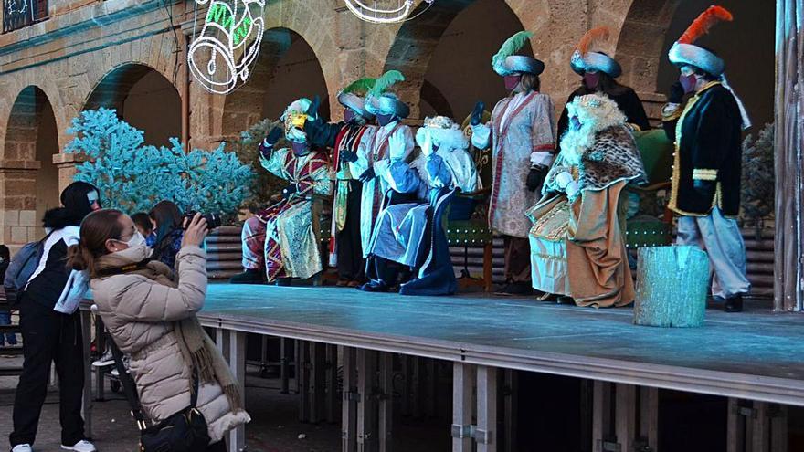 Los reyes y sus ayudantes posaron para multitud de fotografías. | E. P.