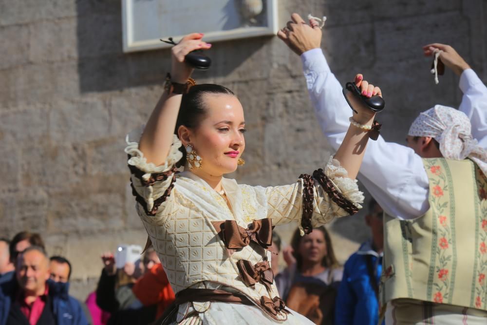 Danzas populares en el entorno de la Lonja