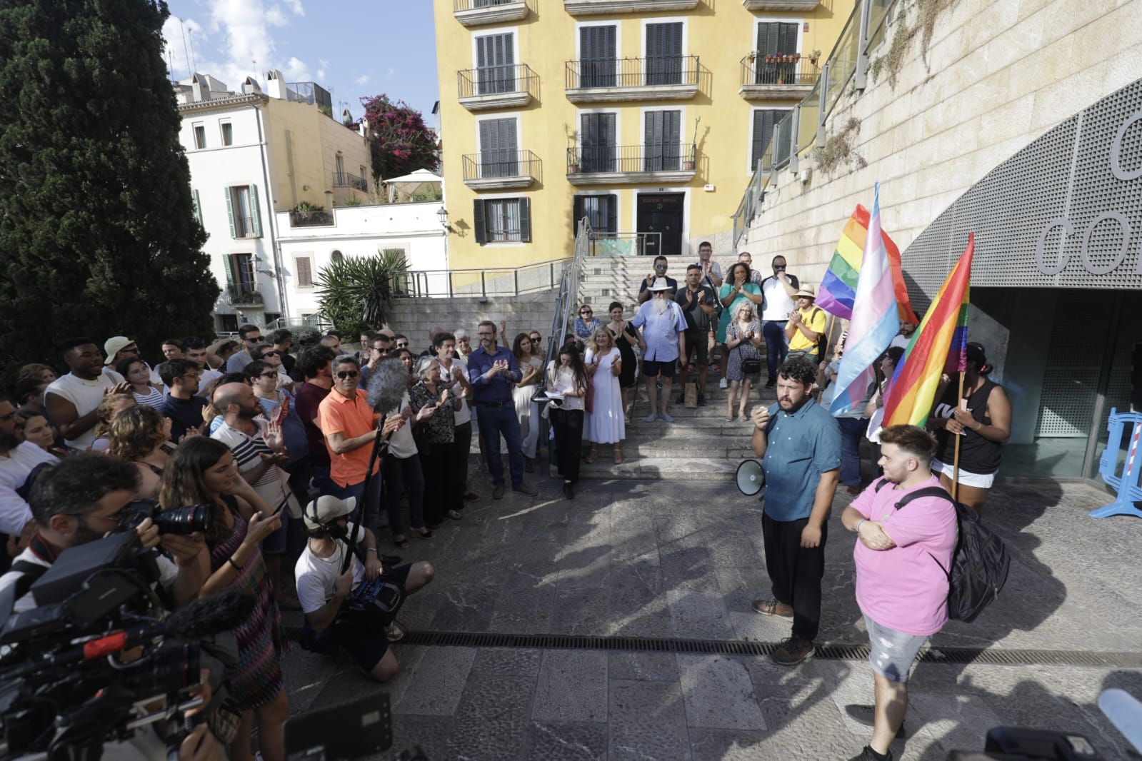 FOTOS | Concentración del colectivo LGTBI de Mallorca por la muerte de Izan