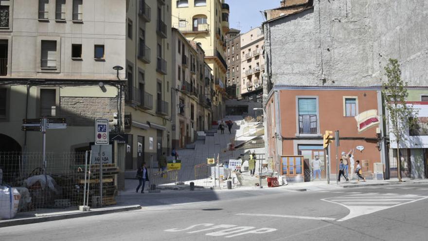 La Baixada dels Drets fotografiada ahir, amb les obres de reurbanització ja molt avançades.