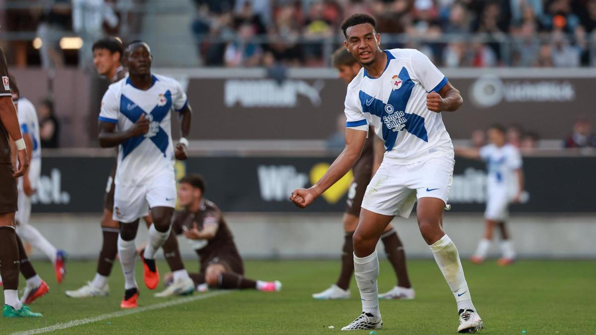 Ede celebra su gol al Sankt Pauli.