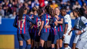 Las jugadoras azulgranas se abrazan tras marcar, poco antes del descanso.