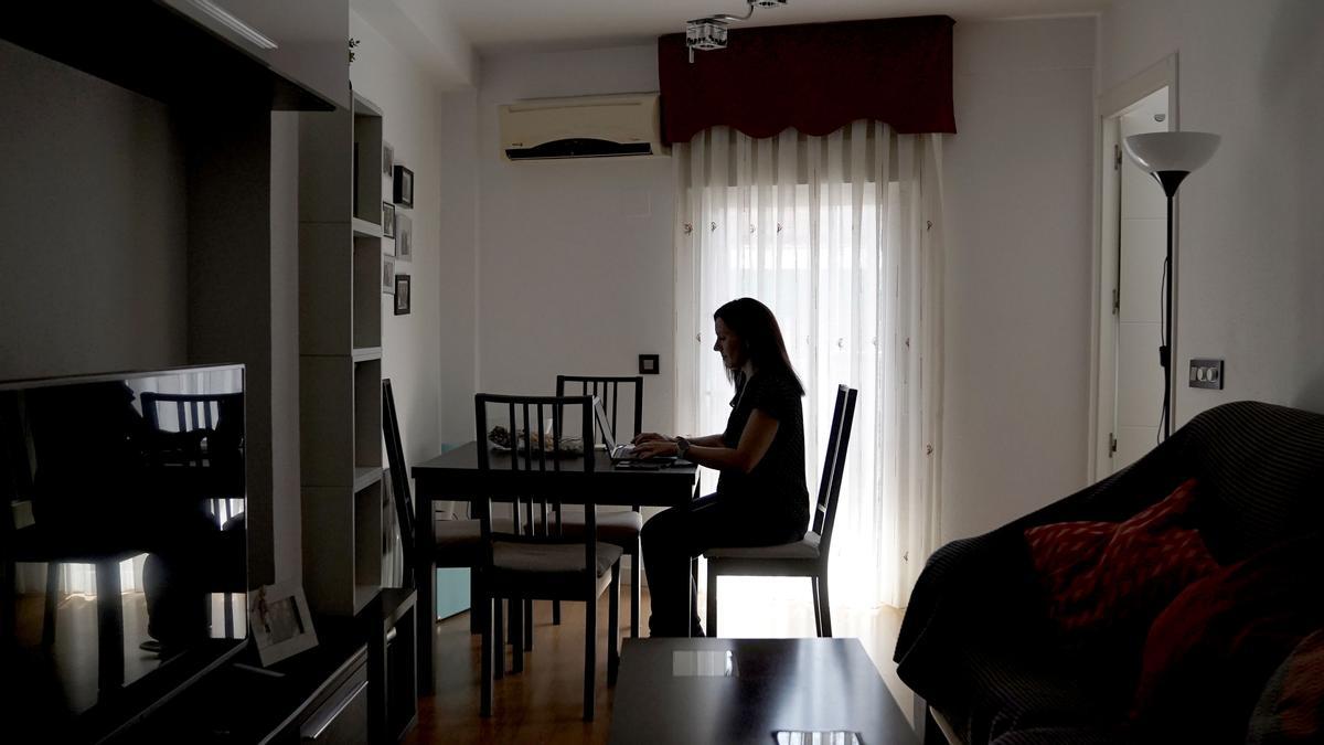 Madrid. 04.08.2022. Una mujer teletrabajando desde su casa. FOTO: JOSÉ LUIS ROCA