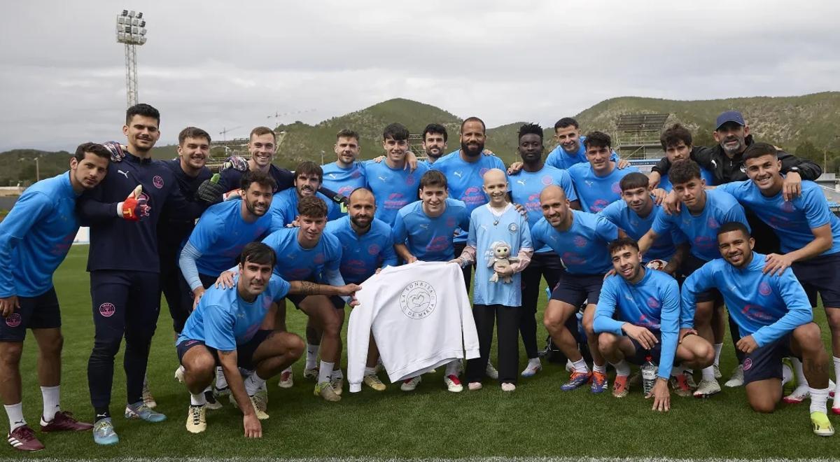 Fotografía de la UD Ibiza junto a María Caamaño el año pasado