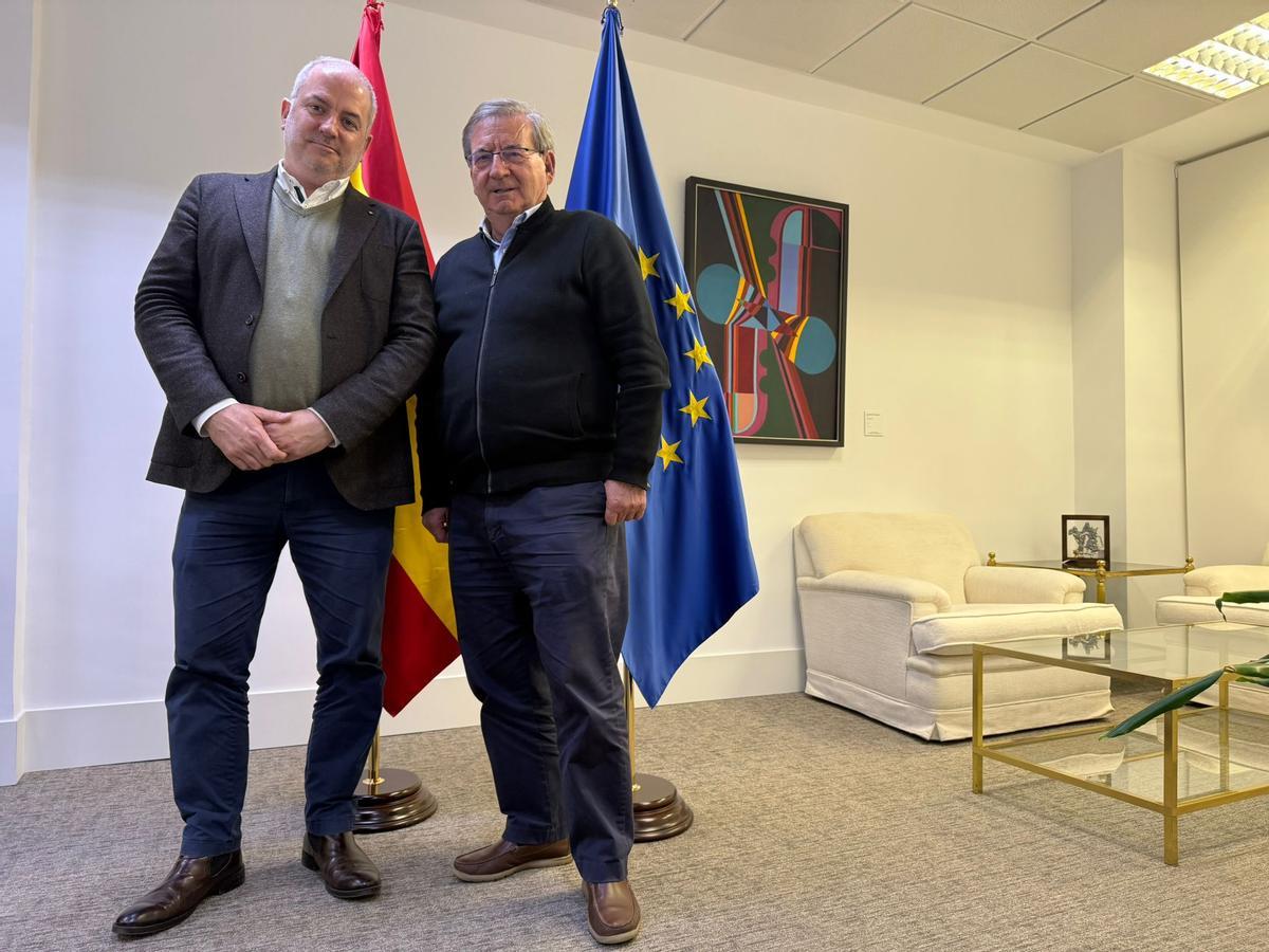 Reunión del concejal Gonzalo Castro y el secretario de Estado para la Memoria Democrática, Fernando Martínez López.