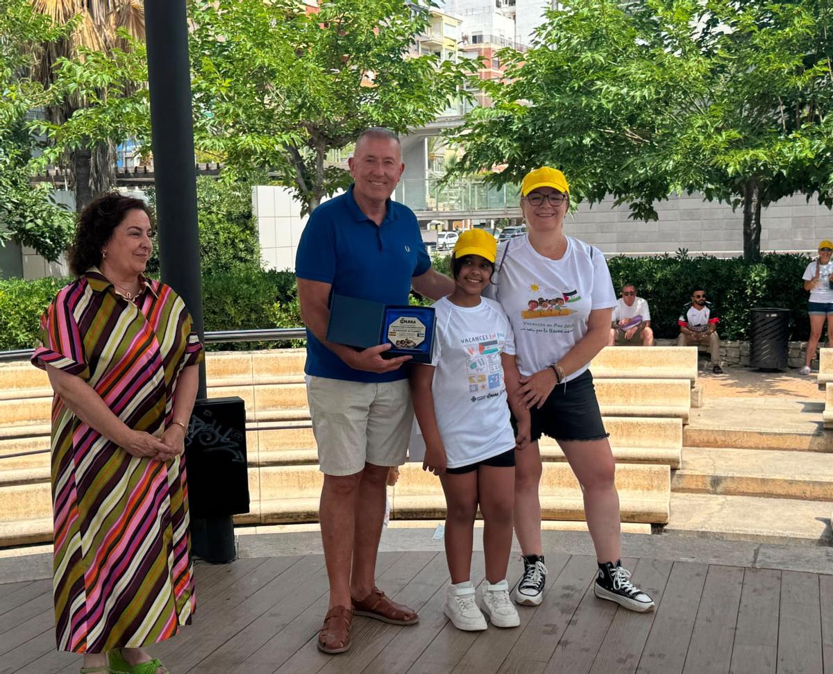 Vicent sales recibe una placa