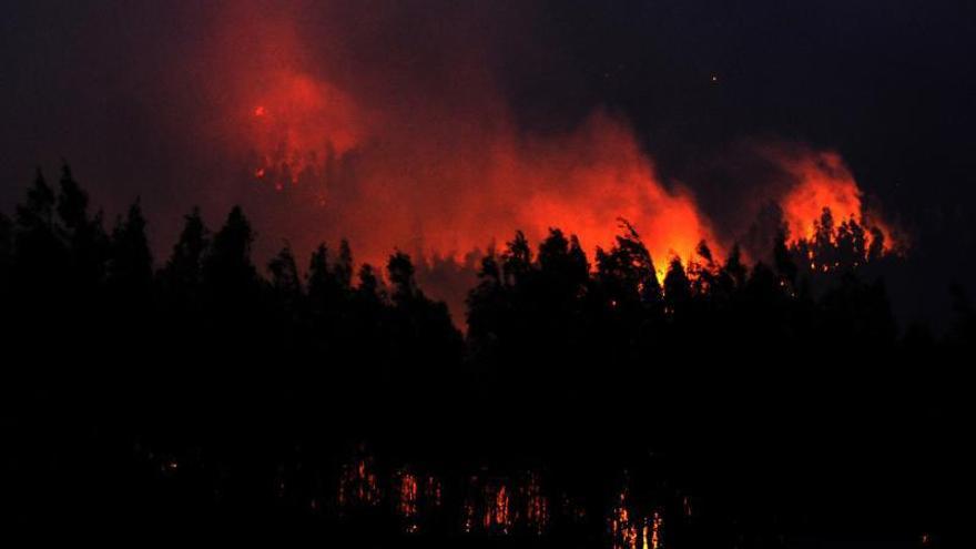 Uno de los incendios forestales de 2006 en el monte de Xiabre.   | // IÑAKI ABELLA 