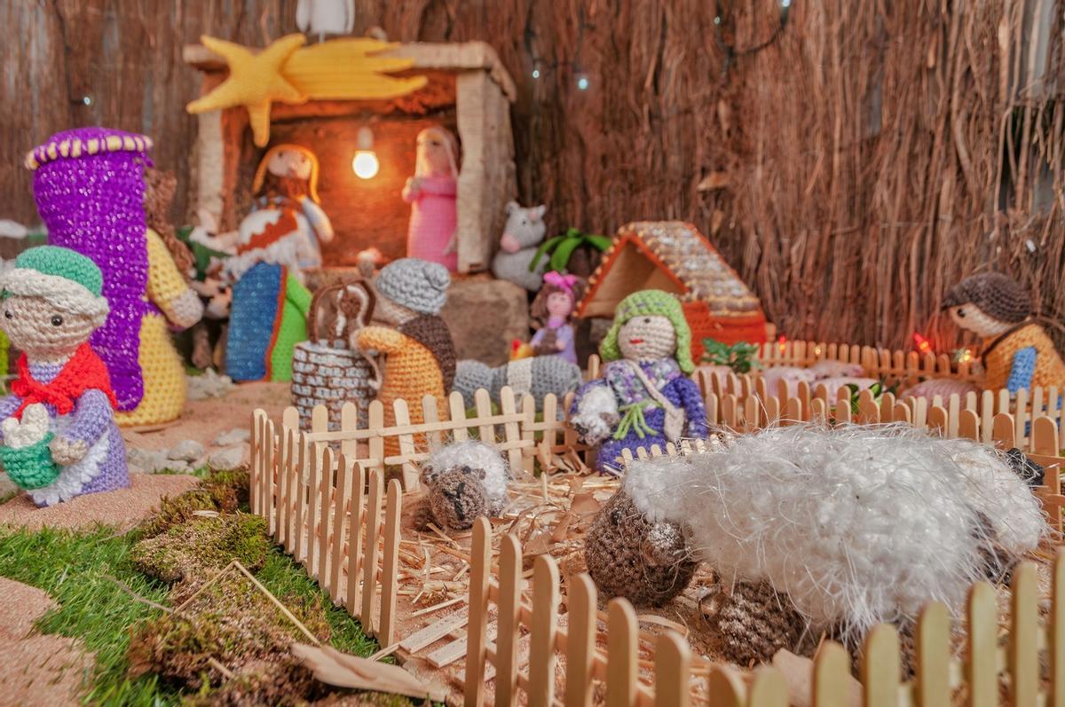 Una escena del Belén tejido en lana.