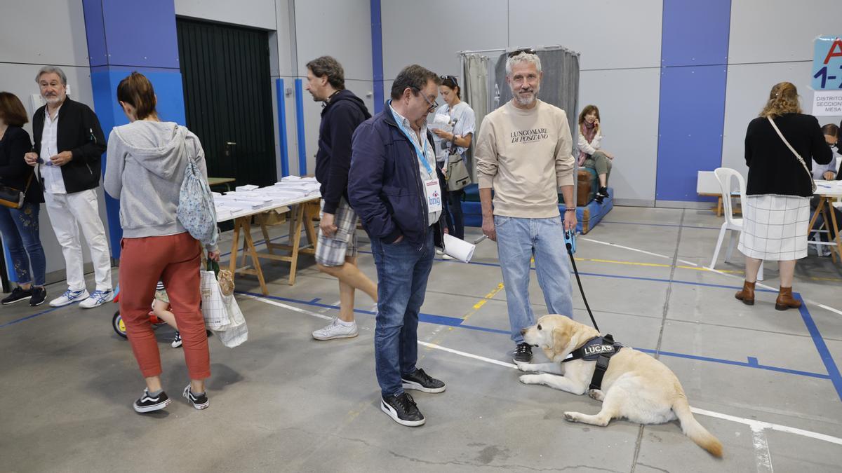 Votaciones en el colegio García Barbón durante el 28 de mayo