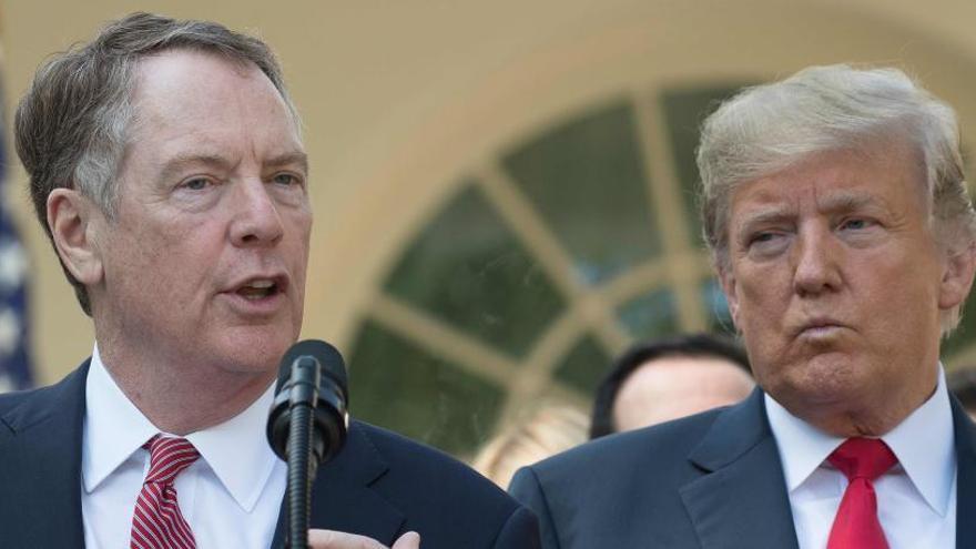 El jefe negociador, Robert Lighthizer, junto a Trump.