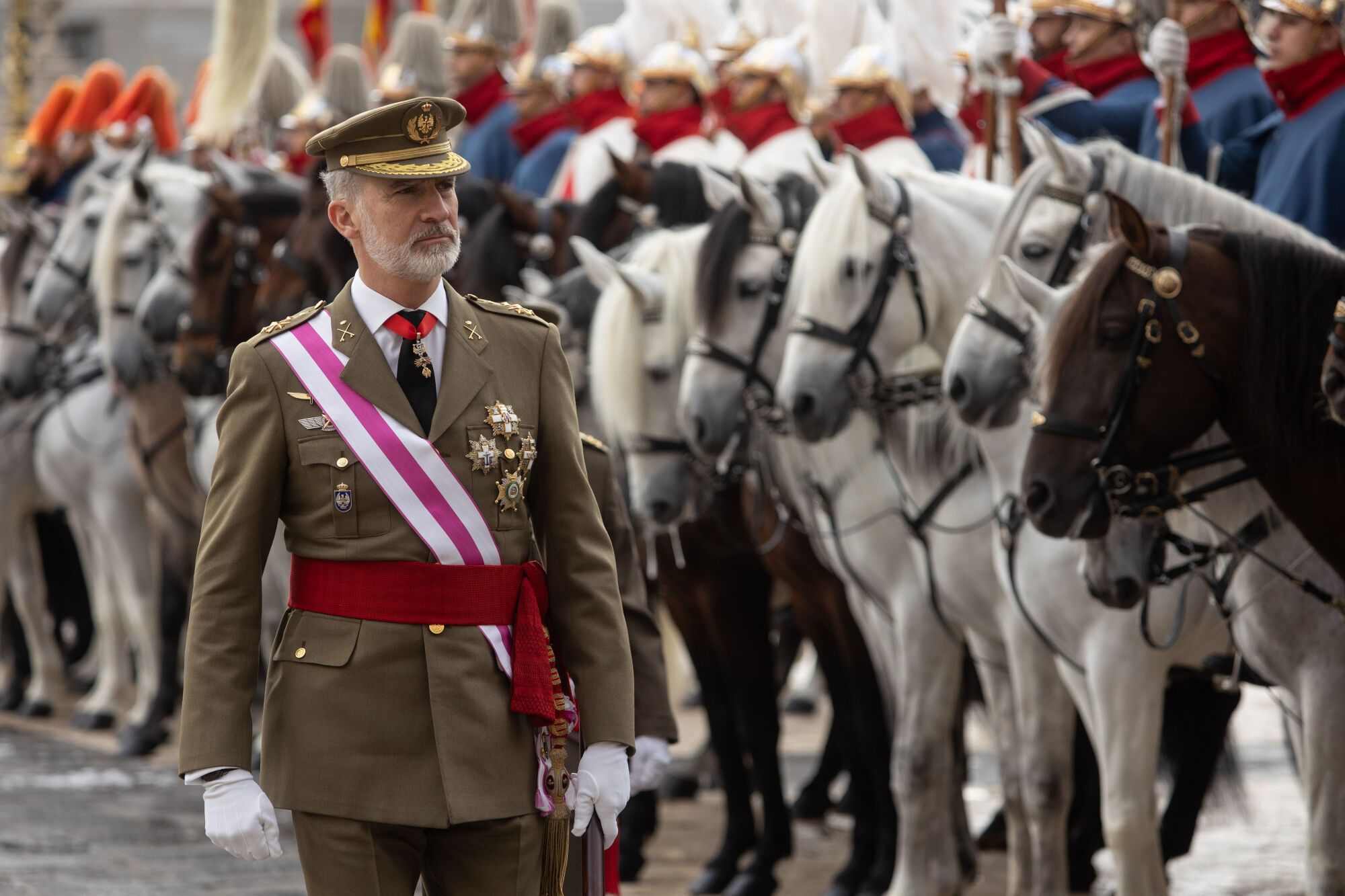 El Rey Felipe VI, durante la Pascua Militar, en el Palacio Real, a 6 de enero de 2025, en Madrid (España). La Pascua Militar es una ceremonia que celebra la recuperación de la localidad menorquina de Mahón el 6 de enero de 1782, que se encontraba en poder de los ingleses, durante la cual se realiza un balance de las vicisitudes del año anterior y se marcan las líneas de acción que se desarrollarán en el siguiente. Durante el acto, se rinden honores mediante el himno nacional y una salva de 21 cañonazos, y el Rey Felipe VI pasa revista. Posteriormente, se realiza la imposición de condecoraciones militares a aquellos civiles y miembros de las Fuerzas Armadas que se han hecho acreedores de ellas durante el año vencido. 06 ENERO 2025 Alejandro Martínez Vélez / Europa Press 06/01/2025. Alejandro Martínez Vélez;
