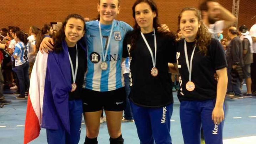 María Paula Fernández, Rocío Campigli, Marizza Faria y Fernanda Luján, con sus medallas.