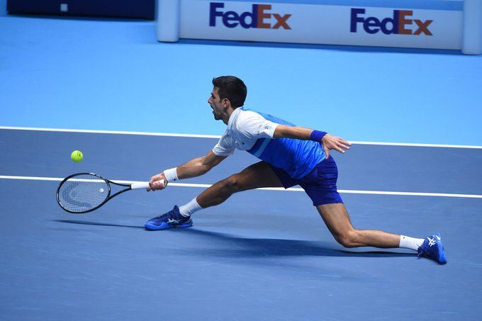 Djokovic devuelve una bola, ante Rublev.