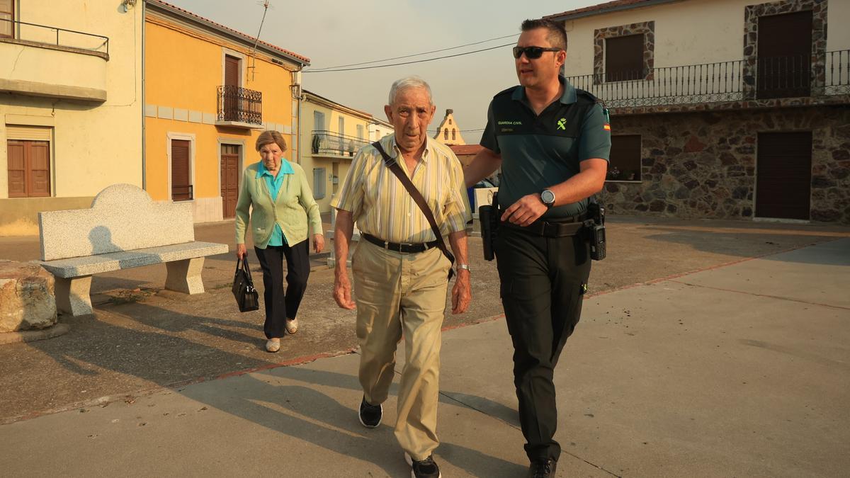 La Guardia Civil procede al desalojo de las localidades salmantinas