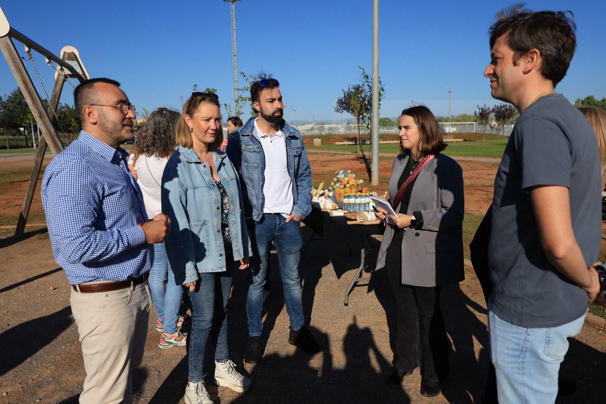  Éxito de la plantación de árboles por parte de personal y familias de Pamesa Grupo Empresarial en la Ciutat Esportiva Municipal de Vila-real que ha tenido lugar en la mañana. de este sábado La acción, que forma parte de la Responsabilidad Social Corporativa del grupo, está incluida en la programación del 20.º Mes de la Sostenibilidad de la Concejalía de Medio Ambiente.
