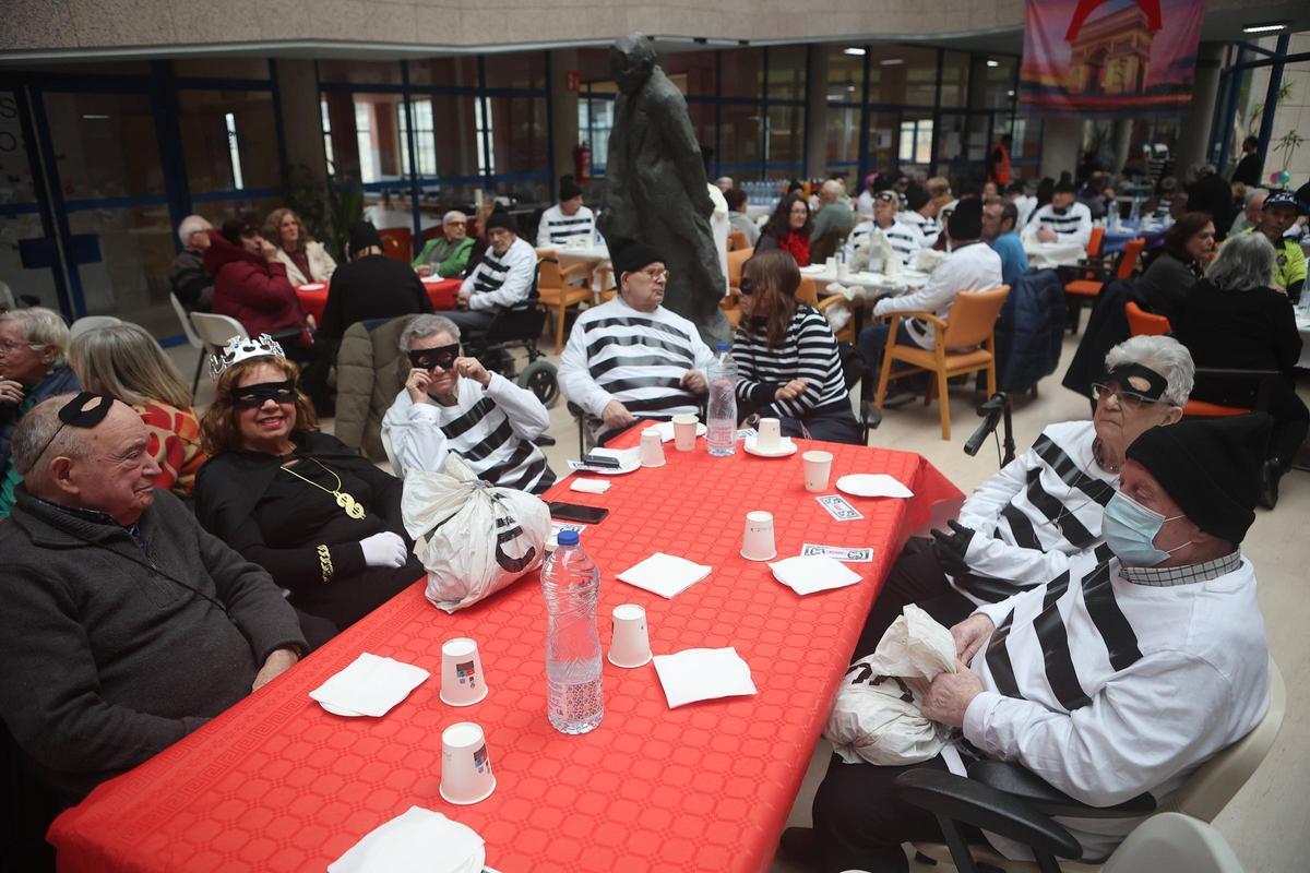 Carnaval en la residencia Torrente Ballester de A Coruña: la fiesta del robo en el Louvre