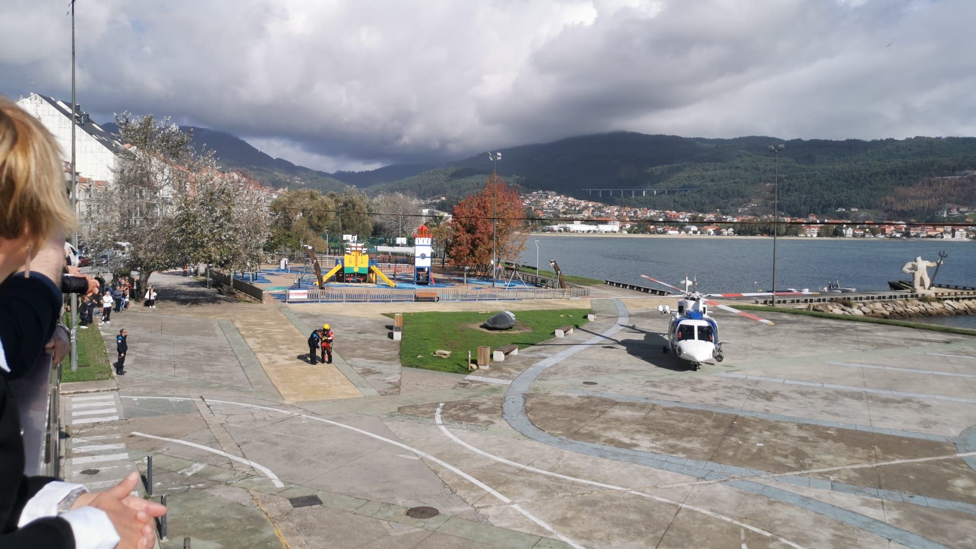 Escenas del simulacro de rescate frente a Moaña.