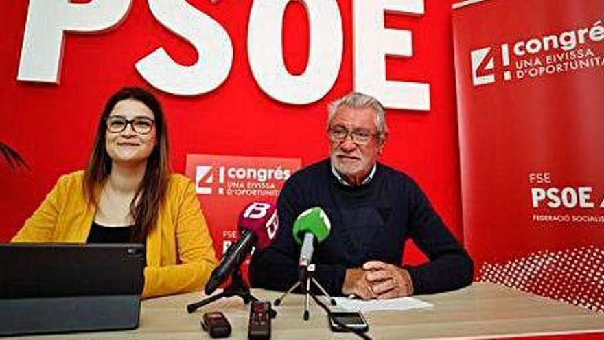 La diputada Irantzu Ferández y Joan Marí Serra &#039;Marge&#039;, ayer, en la sede del PSOE de Ibiza.