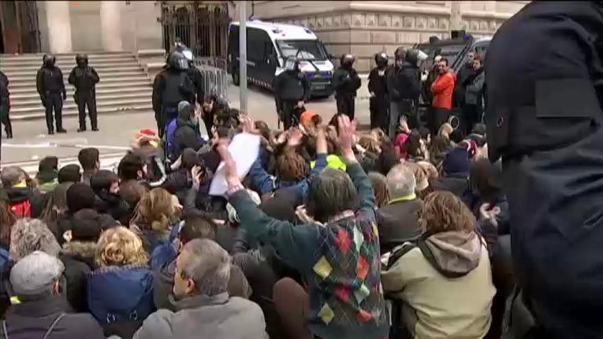 Catorce detenidos en la concentración independentista frente al TSJC