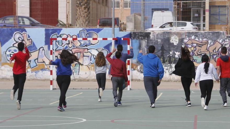 Niños haciendo ejercicio en el patio de un colegio