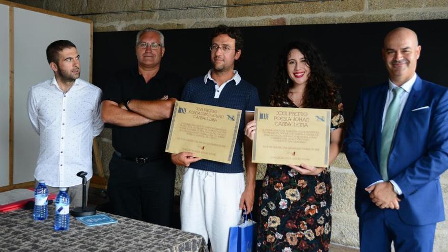 Aser Álvarez e Arancha Nogueira cos seus premios nas mans, hoxe en Bueu.// Gonzalo Núñez