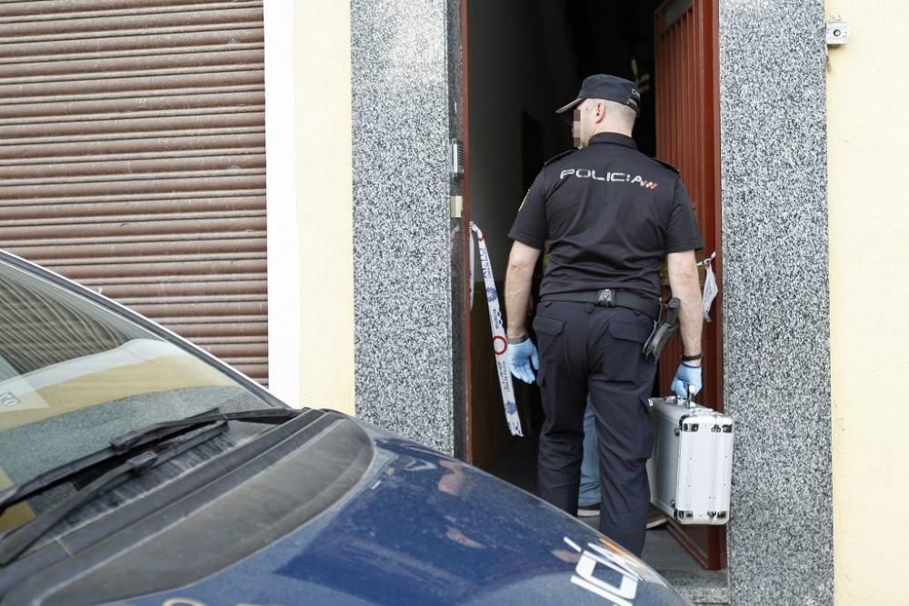 Le pegan un tiro en el cuello para robarle en su casa de Zarandona