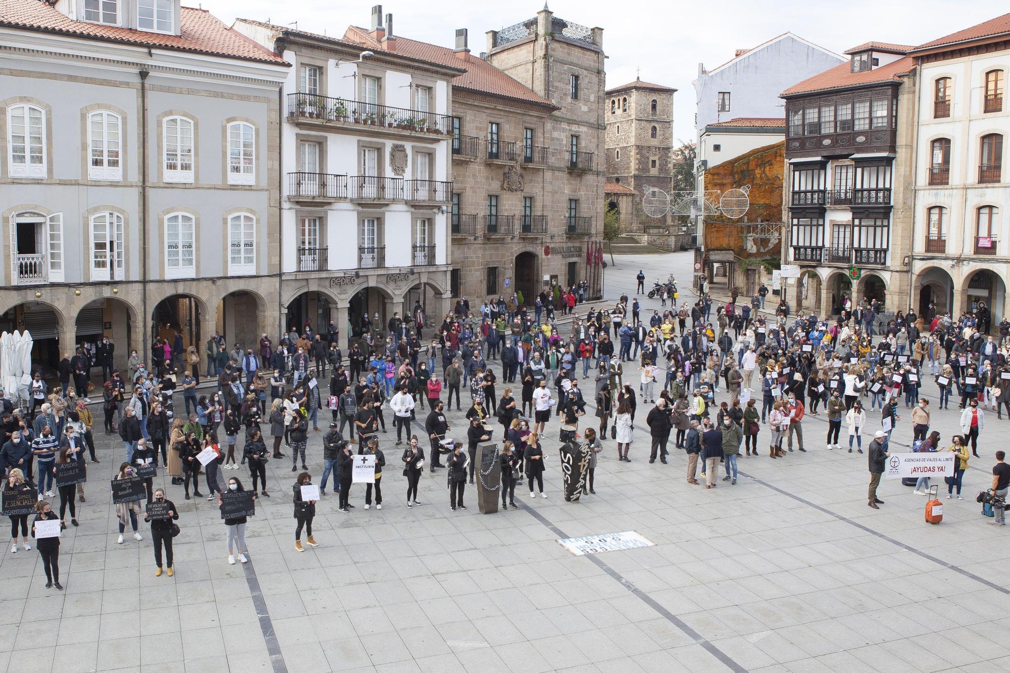 La hostelería de Avilés muestra en la calle su situación crítica.