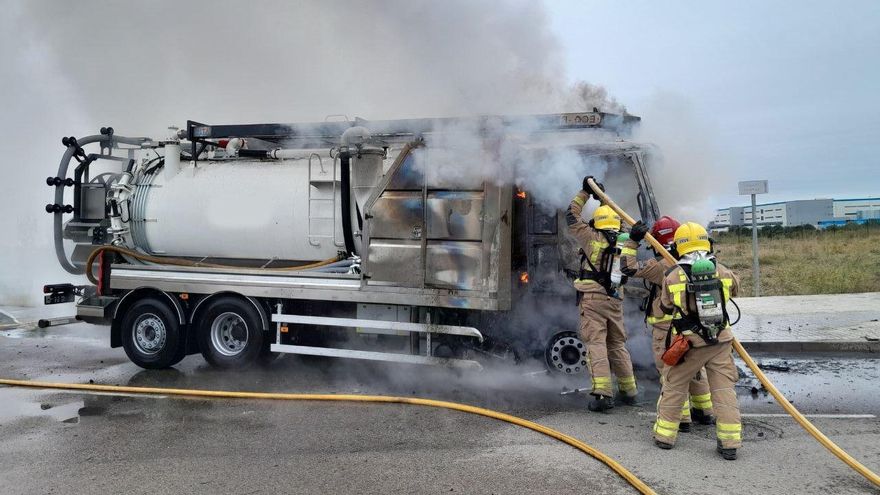 S&#039;incendia un camió cisterna al polígon Logis Empordà del Far