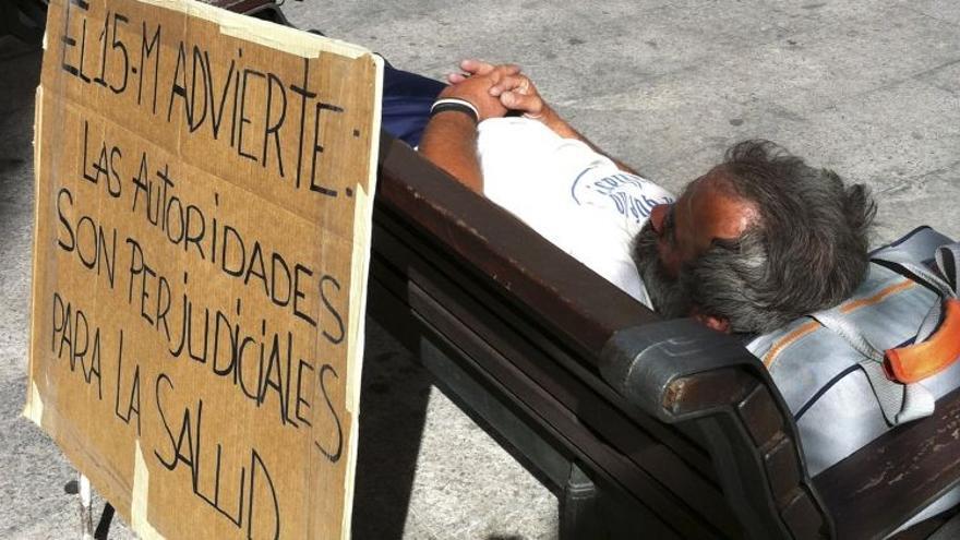 El 15-M apunta al Papa tras reconquistar la Puerta del Sol