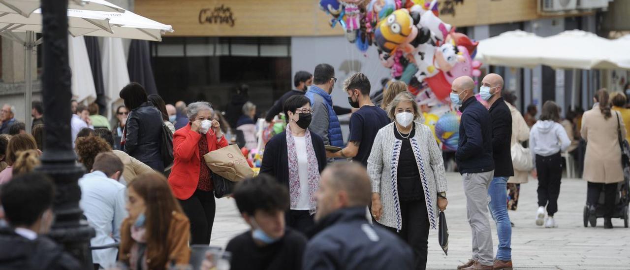 Vecinos en la Praza da Igrexa de Lalín, durante las fiestas de As Dores. |   // BERNABÉ/JAVIER LALÍN