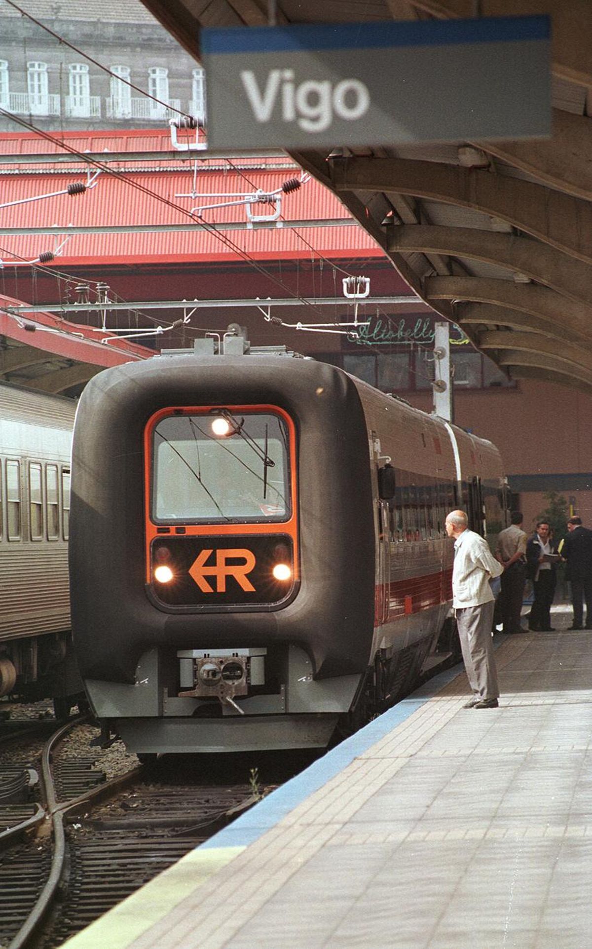 Tren TRD regional de Renfe entre Vigo y A Coruña en la estación de Urzáiz en 2001