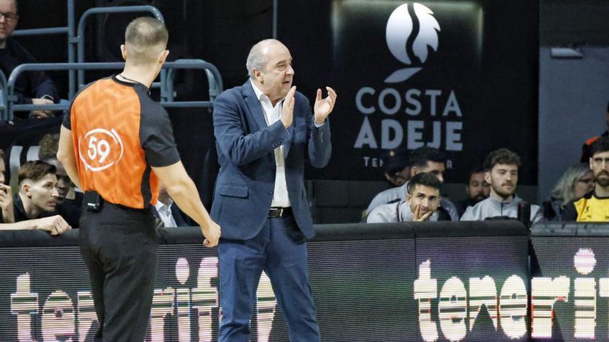 Txus Vidorreta aplaude a sus jugadores en el partido de ayer. | MARÍA PISACA