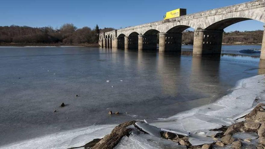 El embalse de Leboreiro en el río Mao, en Montederramo (Ourense), amaneció helado. // Brais Lorenzo