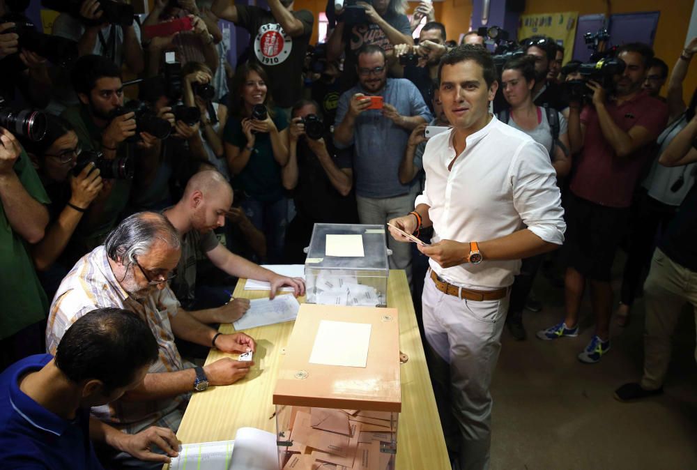 ALBERT RIVERA VOTA EN L' HOSPITALET (BARCELONA)