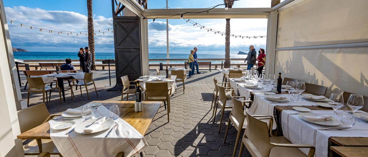 Un restaurante de primera línea de playa de Levante, con las mesas listas esperando la llegada de clientes.