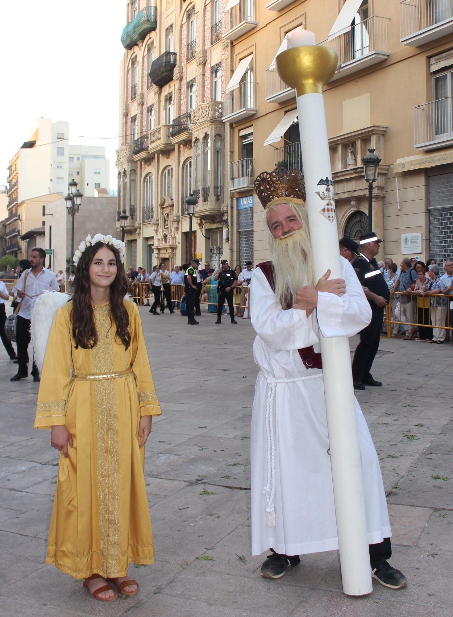 Carmen, Nerea, la reina de Saba y el Ángel del Desierto, en la procesión del Corpus