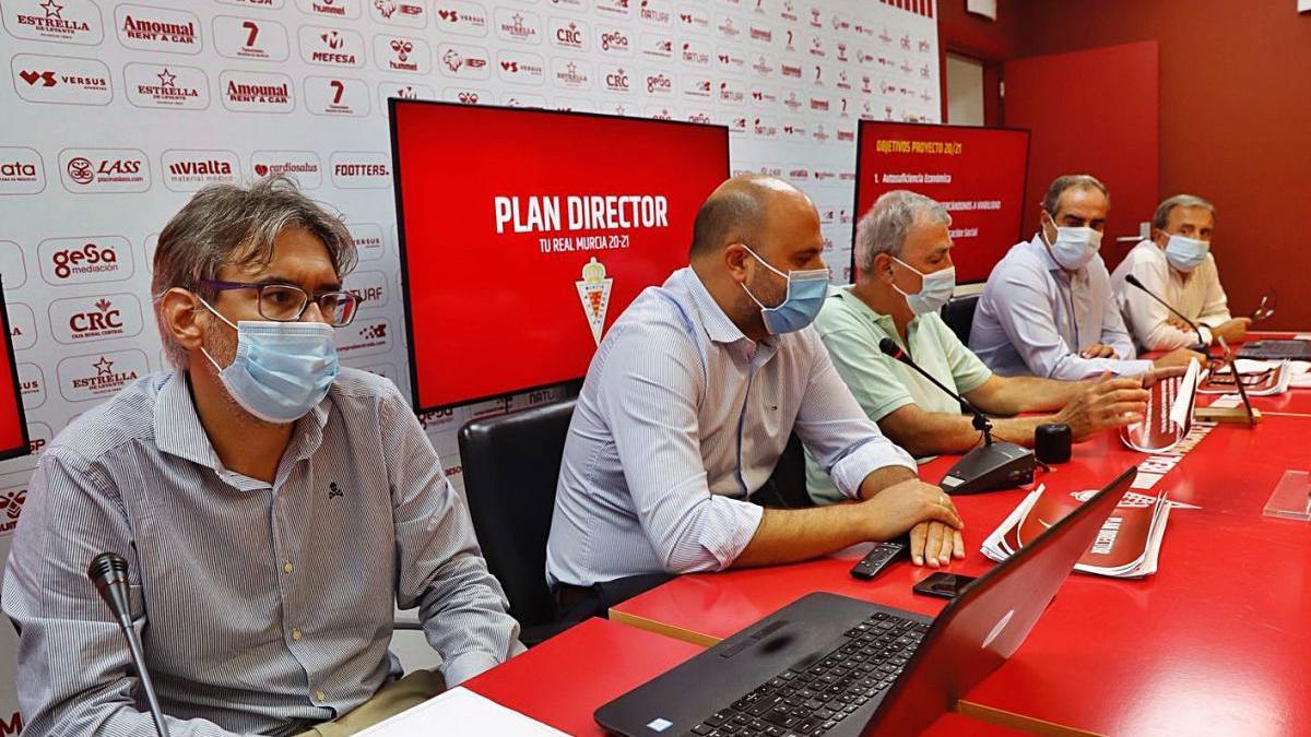 El consejo de administración del Real Murcia, en una rueda de prensa.